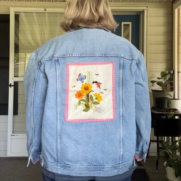 Crewel Embroidery Denim Trucker Jacket Size XL Flowers Bumblebees Cottage Core - Picture 13 of 13